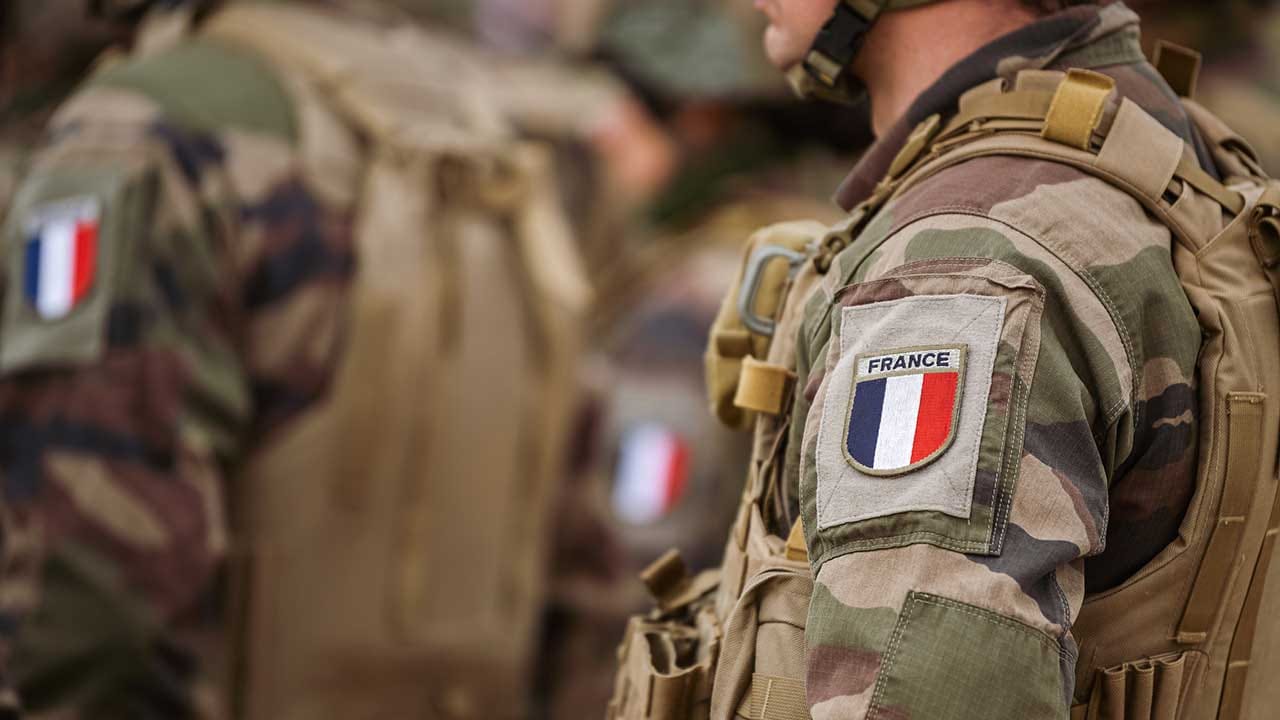 Detail_view_of_the_French_Army_uniform_worn_by_soldiers_in_a_military_base._Flag_of_French_on_the_uniform.
